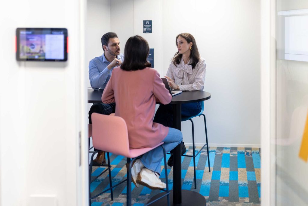 2 femmes et un homme en plein discussion professionnelle