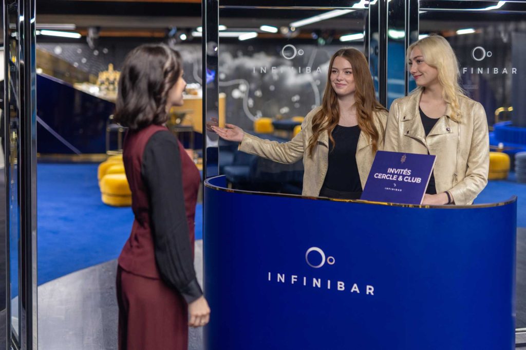 2 hôtesses accueillant une femme sur un salon professionnel