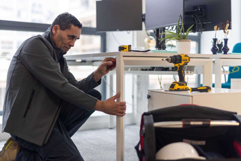 Homme en pleine réparation d'un bureau